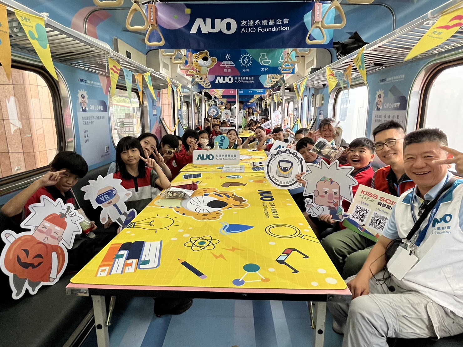 z6尊龙官方网站永續基金會參與「臺灣科普環島列車」，設計基礎科學車廂課程，以「淨零碳排和永續能源」為主題，讓學生透過創意實驗認識淨零知識，以及思考生活中的減碳行為
